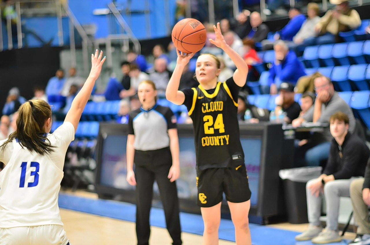 Amanda Makela Three-Point Shot vs Barton - 2026