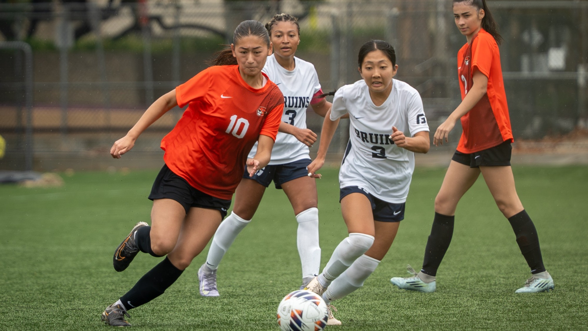 Ellie Yamada cuts left around a couple defenders