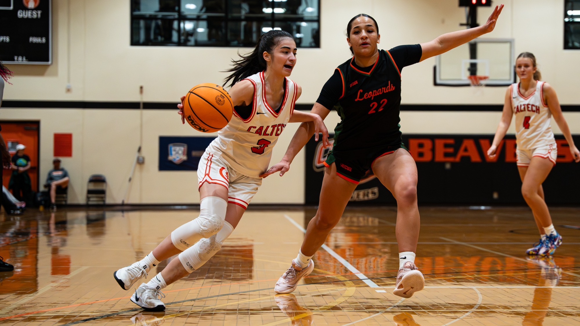 Zeynep Goektepe dribbling towards a La Verne guard