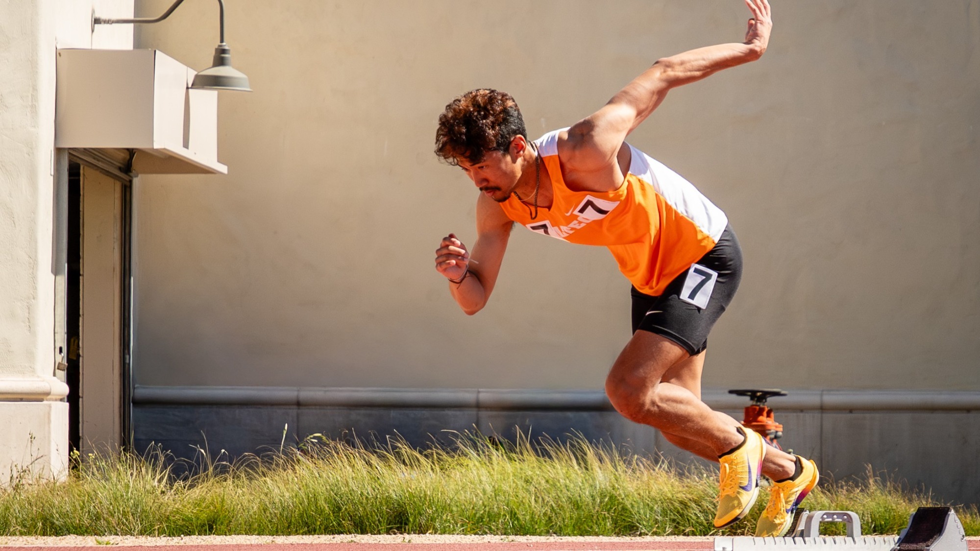 Brady Akau sprints off the starting block