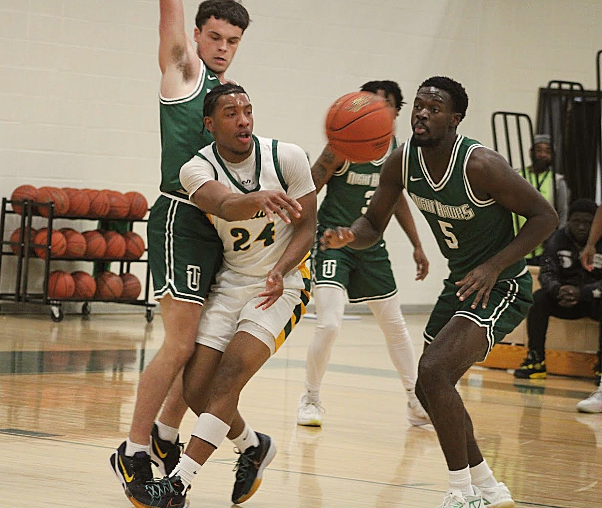 Dontae Smith passes against Thomas University