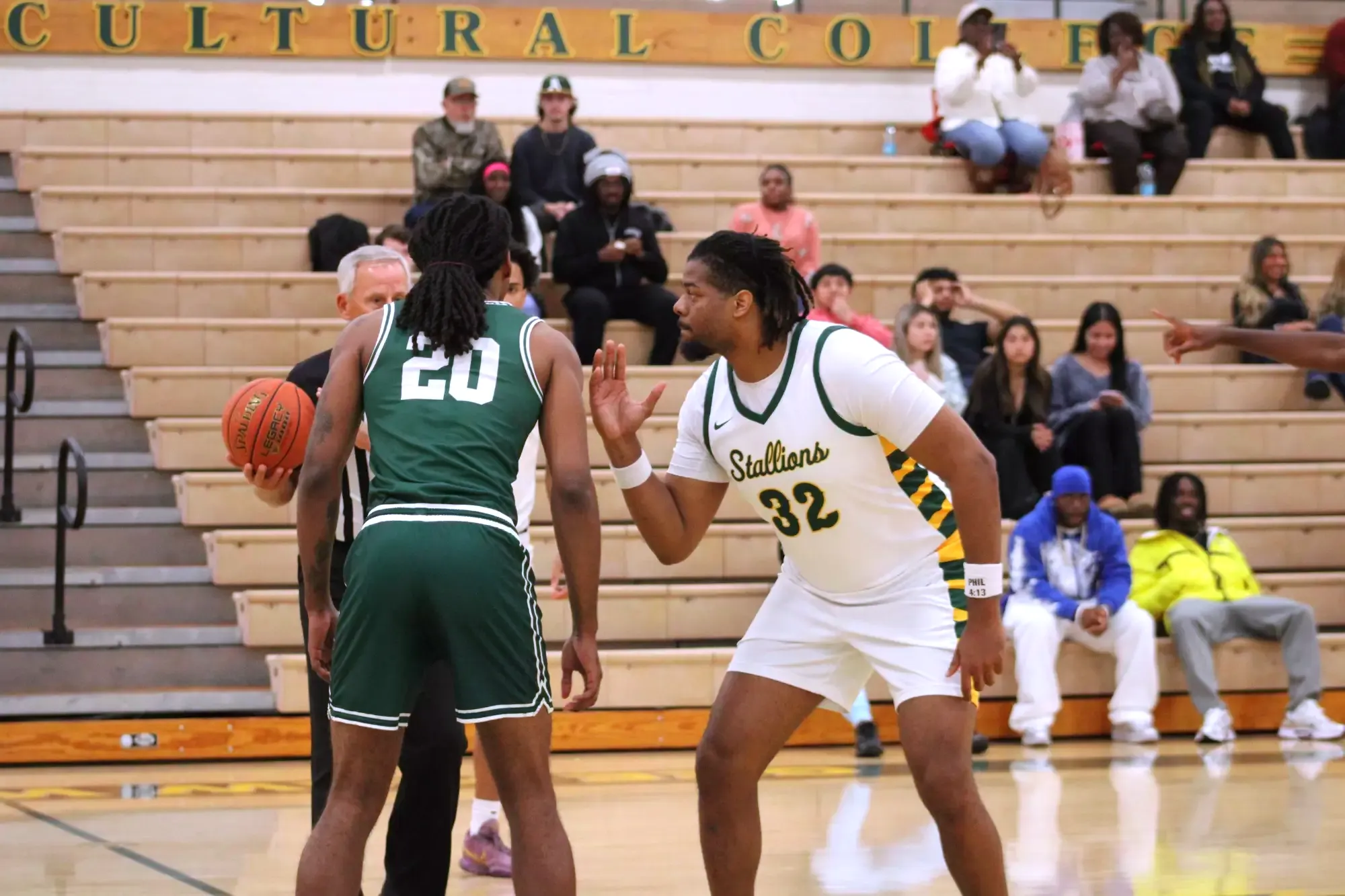 DeAli Thompson jumps center