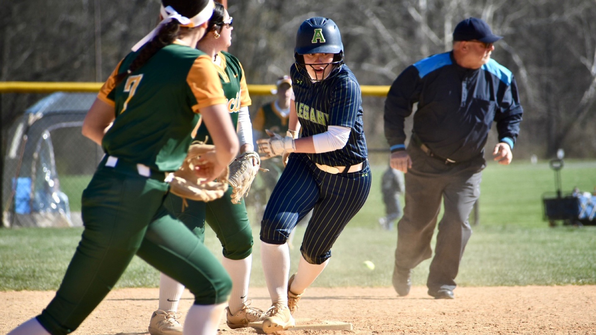 ACM SB player running from 2nd to third
