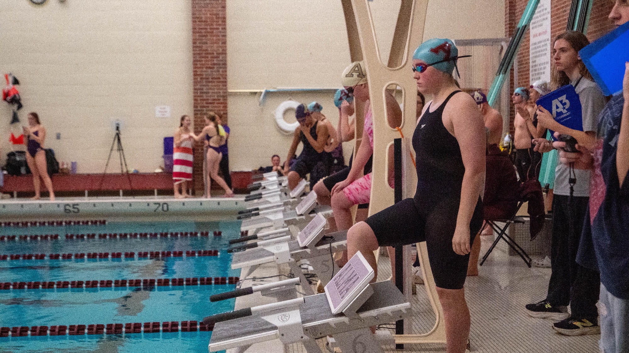 W Swim preparing to step on the blocks