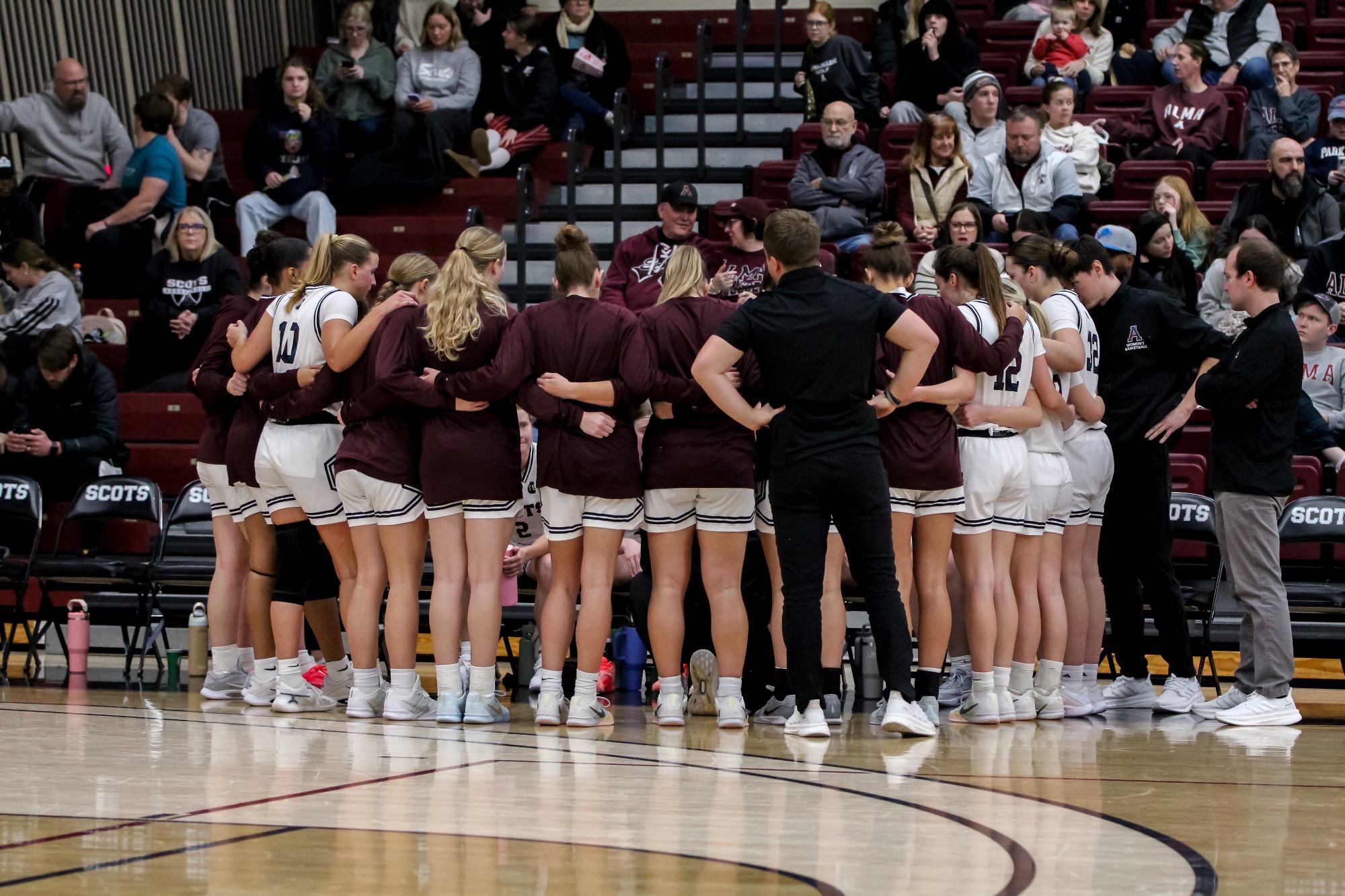 WBB timeout huddle