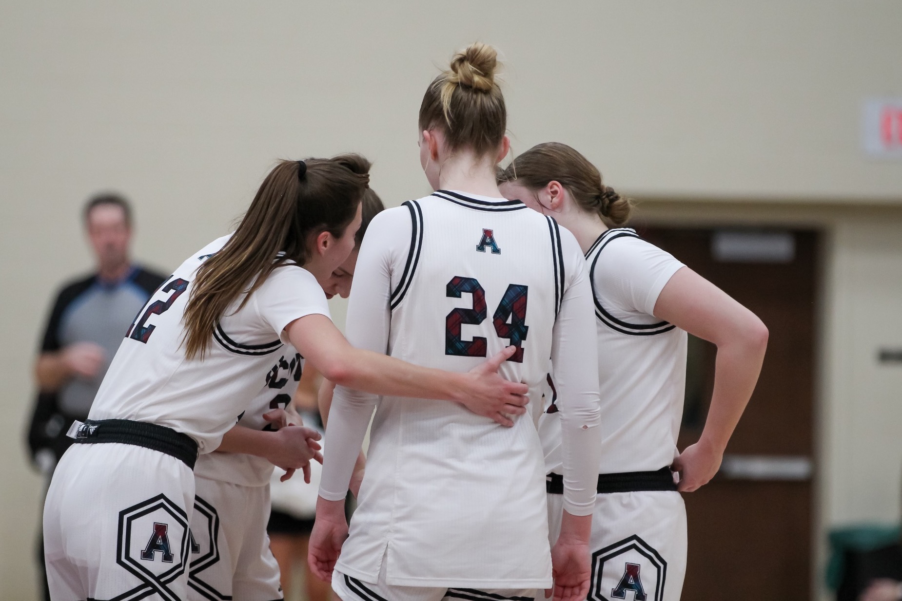 WBB timeout huddle