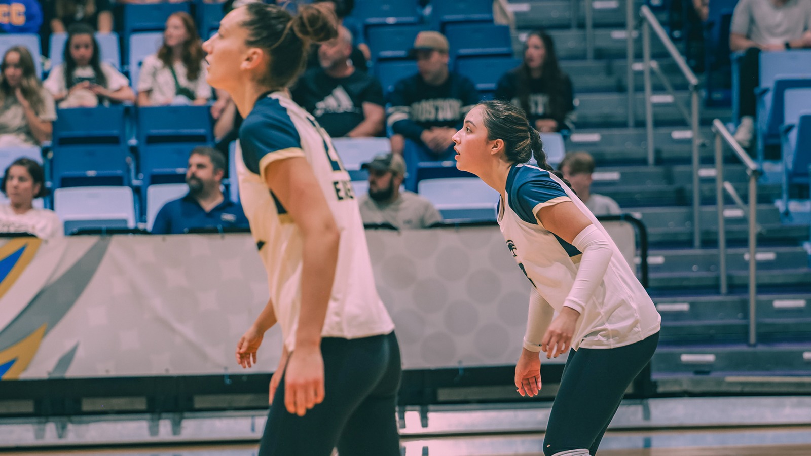 082324 BUF Volleyball vs PCC - BUF Players prepare for the ball to be served over the net