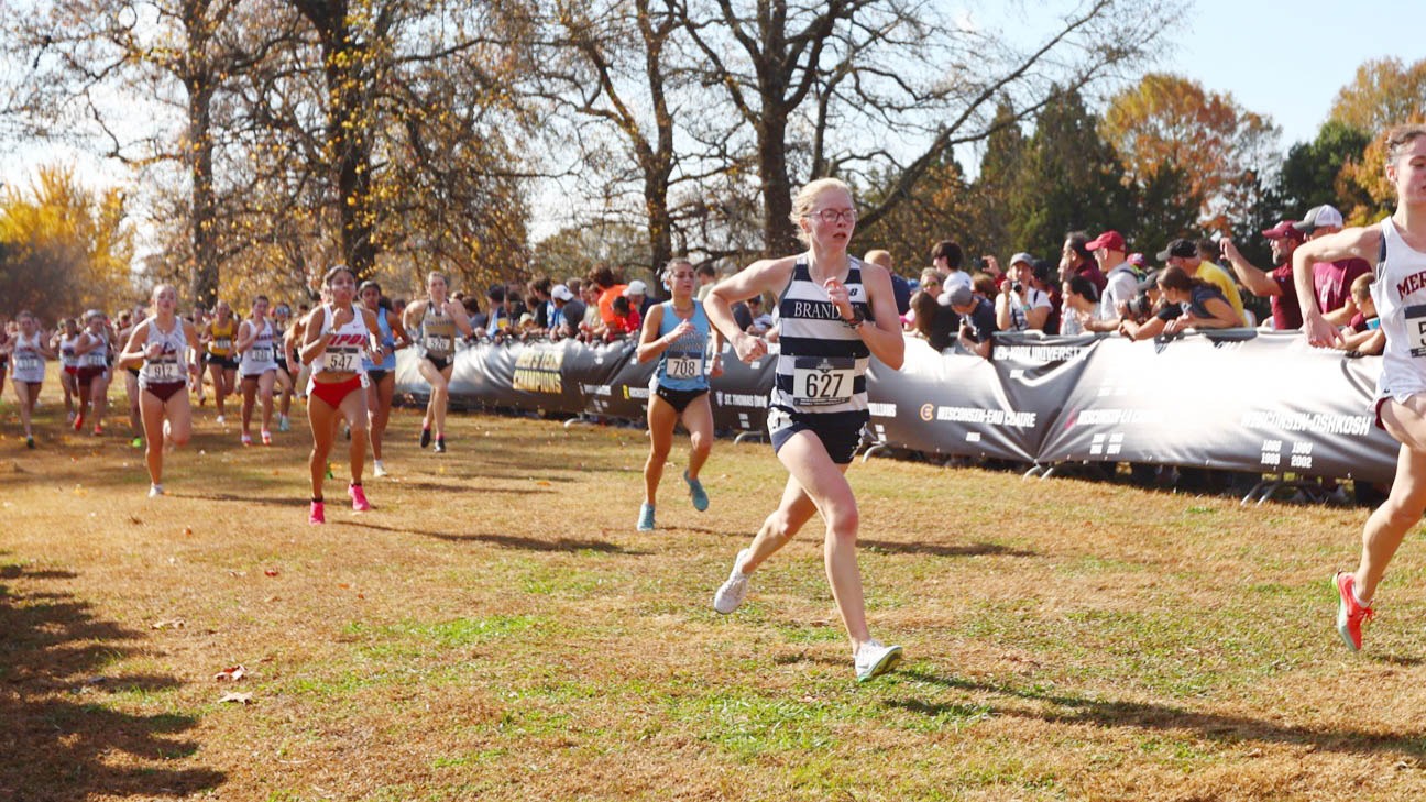 Shae Regan approaches the finish line at the 2025 NCAA Division III Cross Country Championships