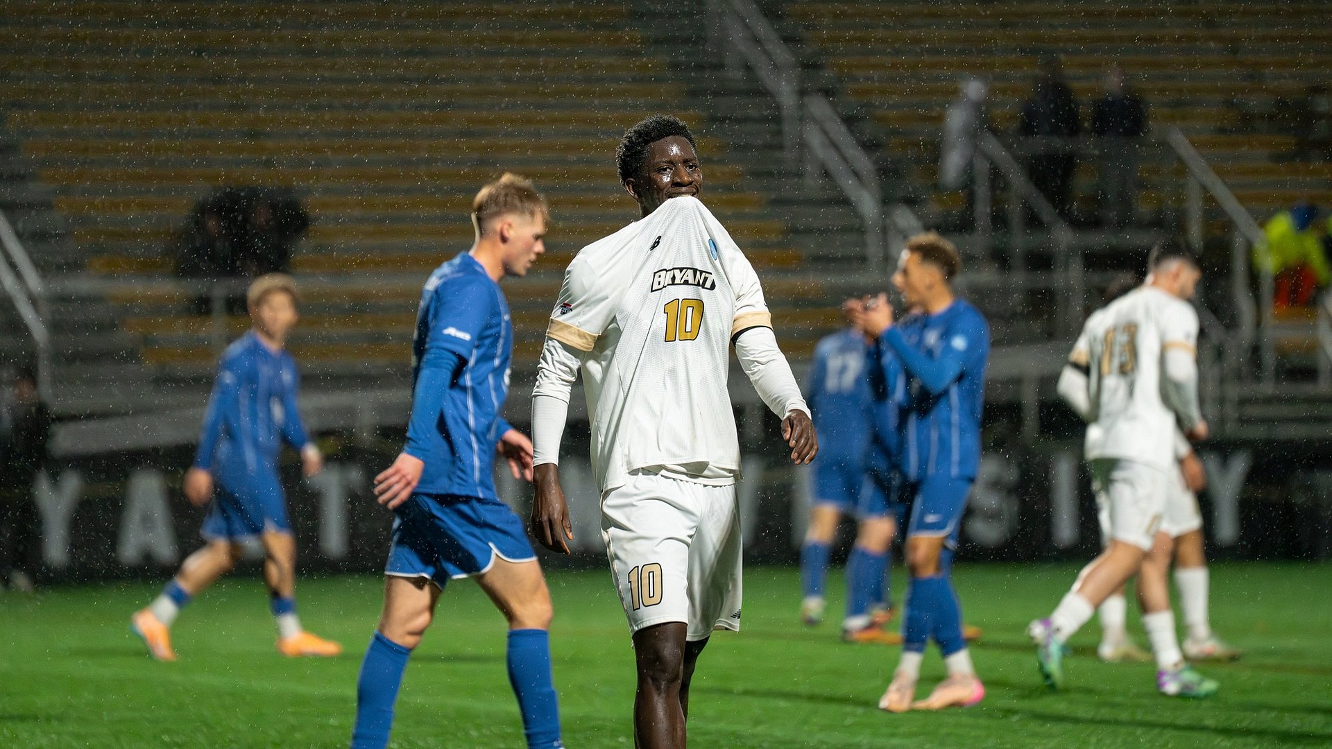 Mamadi Jiana bites his shirt.