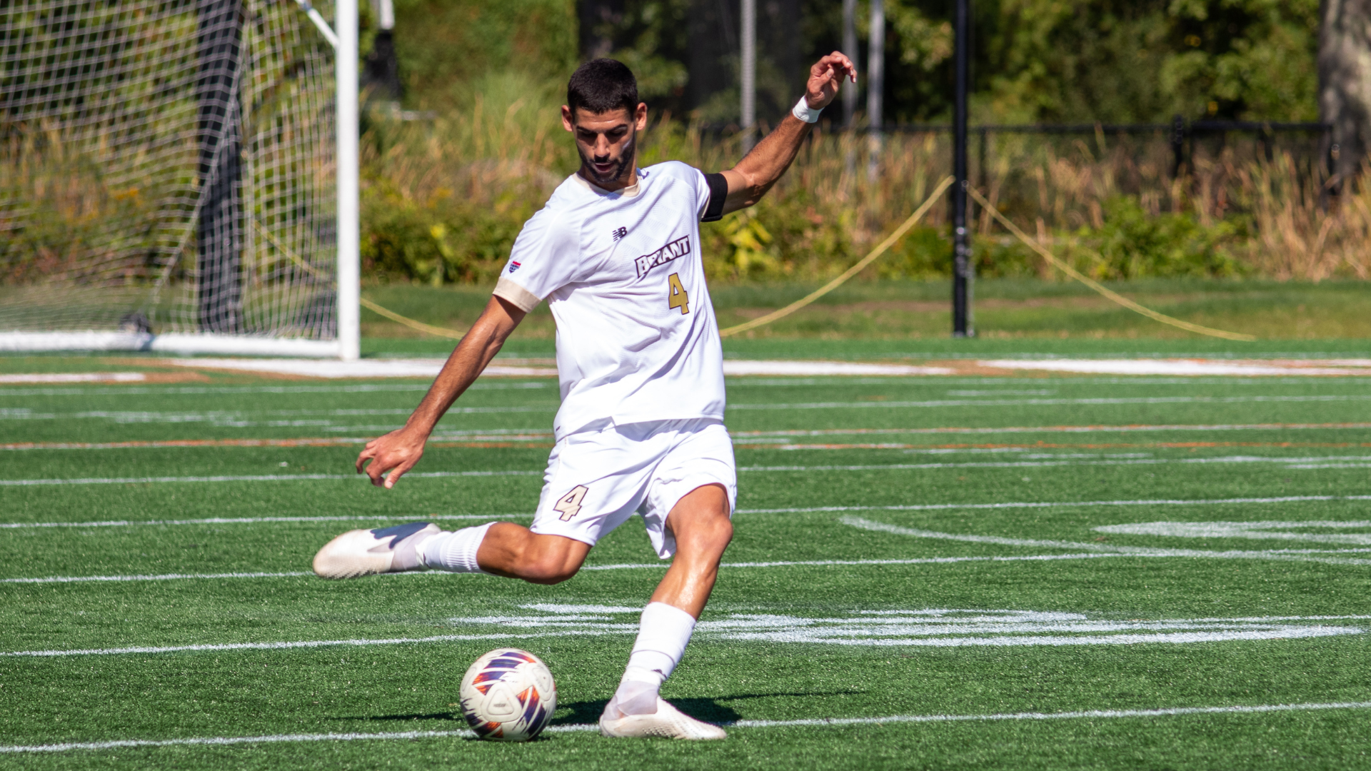 Tiago Dias passing the ball to his teammate