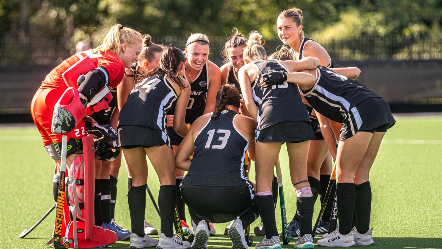 FH team huddle vs sacred heart