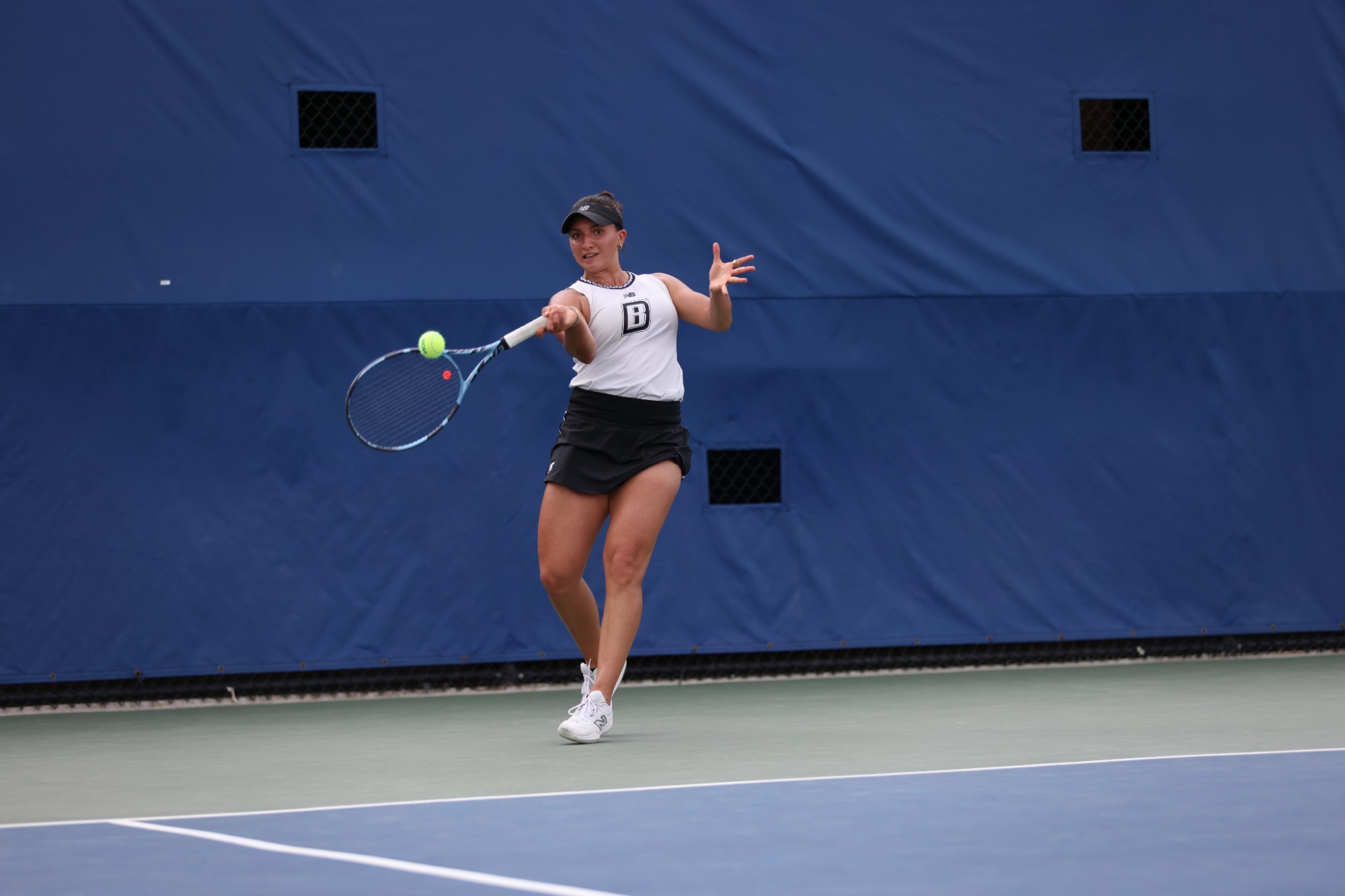 Natalia Vela hitting a forehand