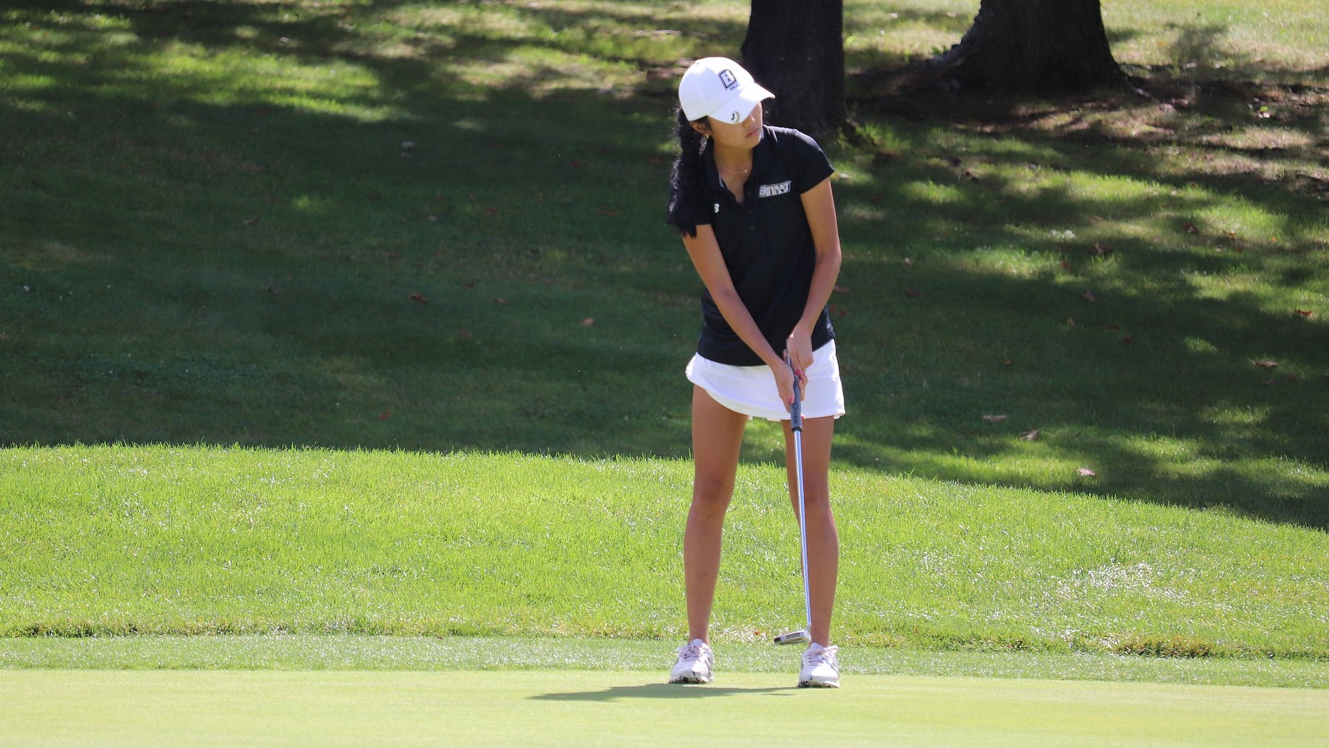 Jenelle Valera putting 