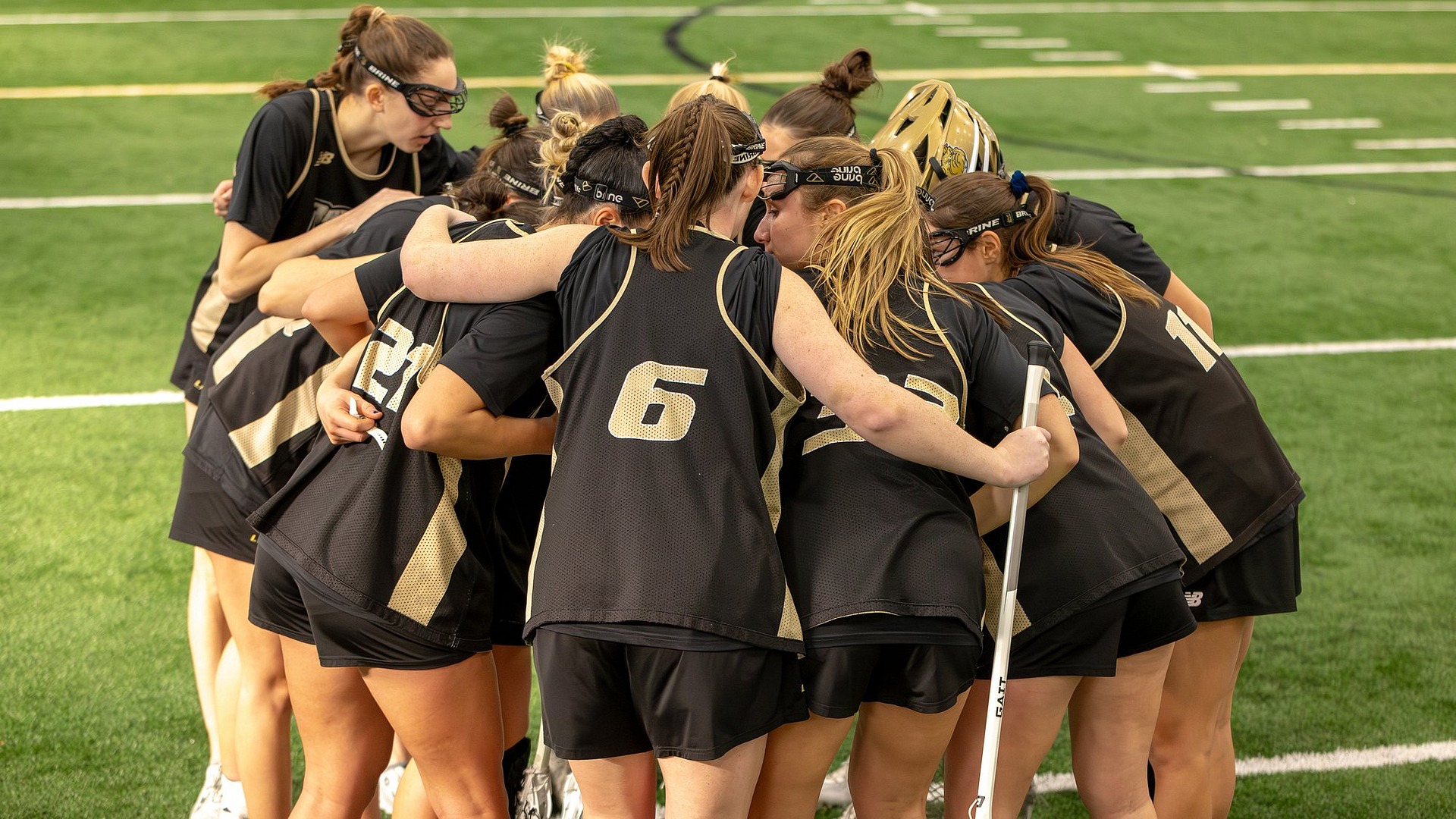 WLAX Team Huddle Top Down Hofstra