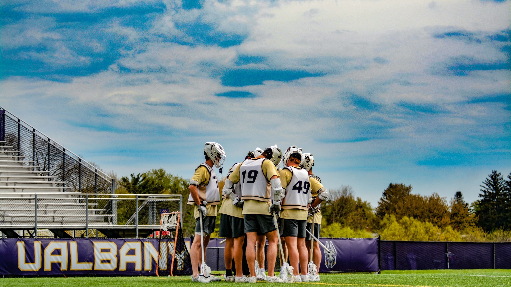 The Bulldogs huddle up, preparing for the next rep