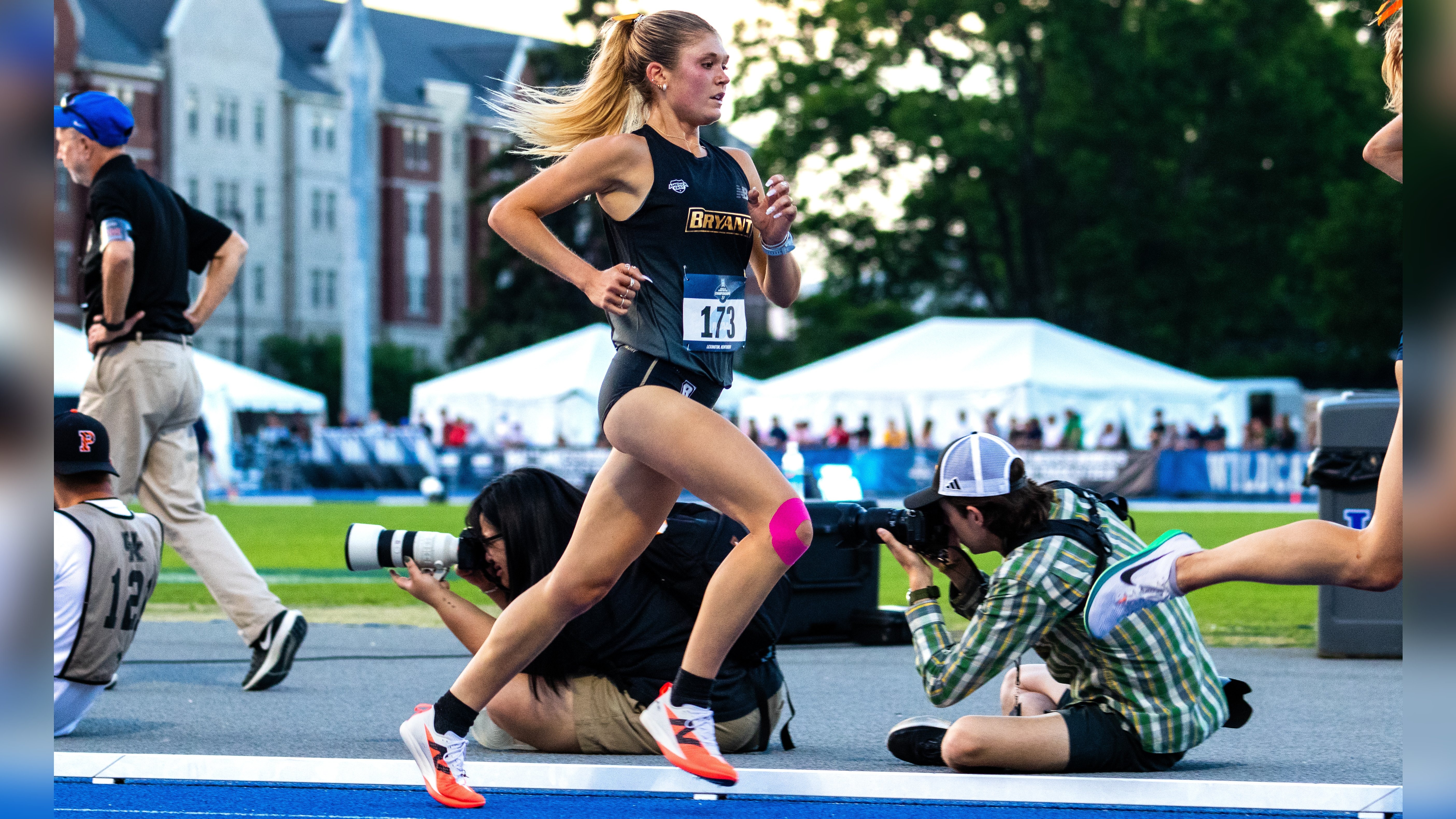 Chloe Whiting in stride, going around the bend