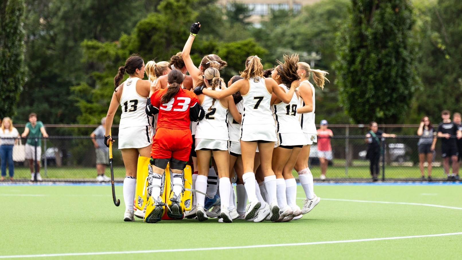 Field Hockey Celebrates Hofstra Win