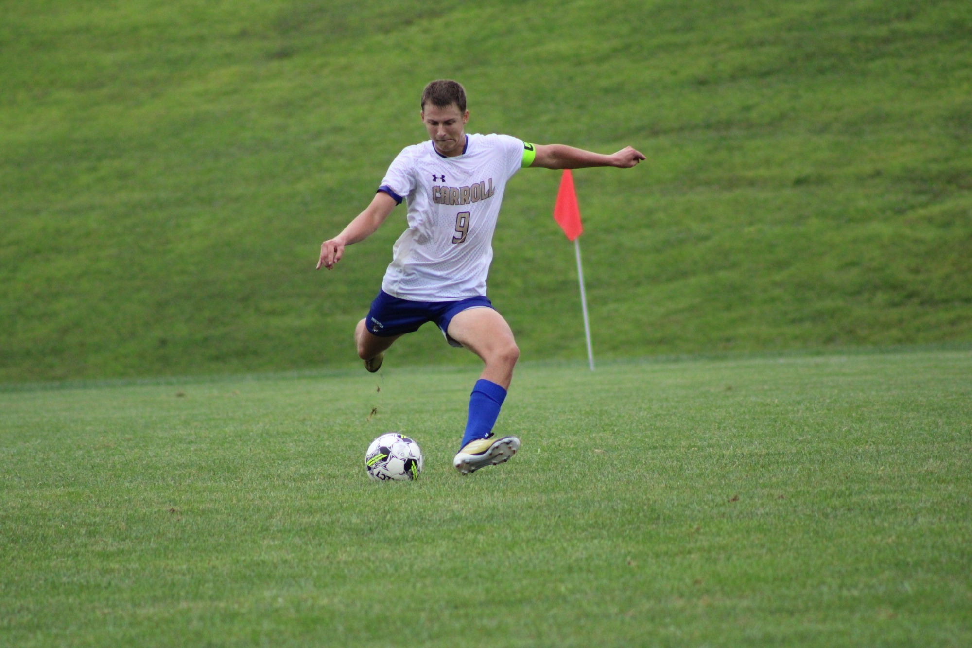 Wojtkowiak kicks ball