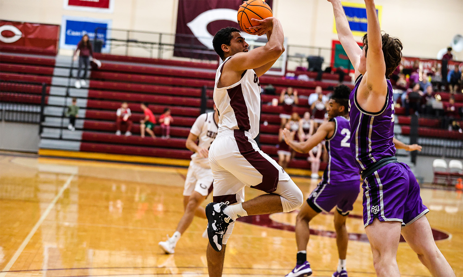 Men s Basketball Takes Down No 19 Case Western Reserve For First UAA 
