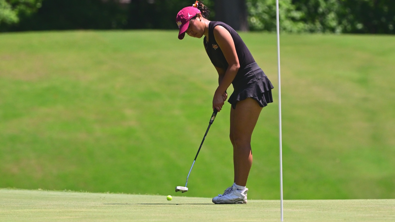 Christine Yu putting