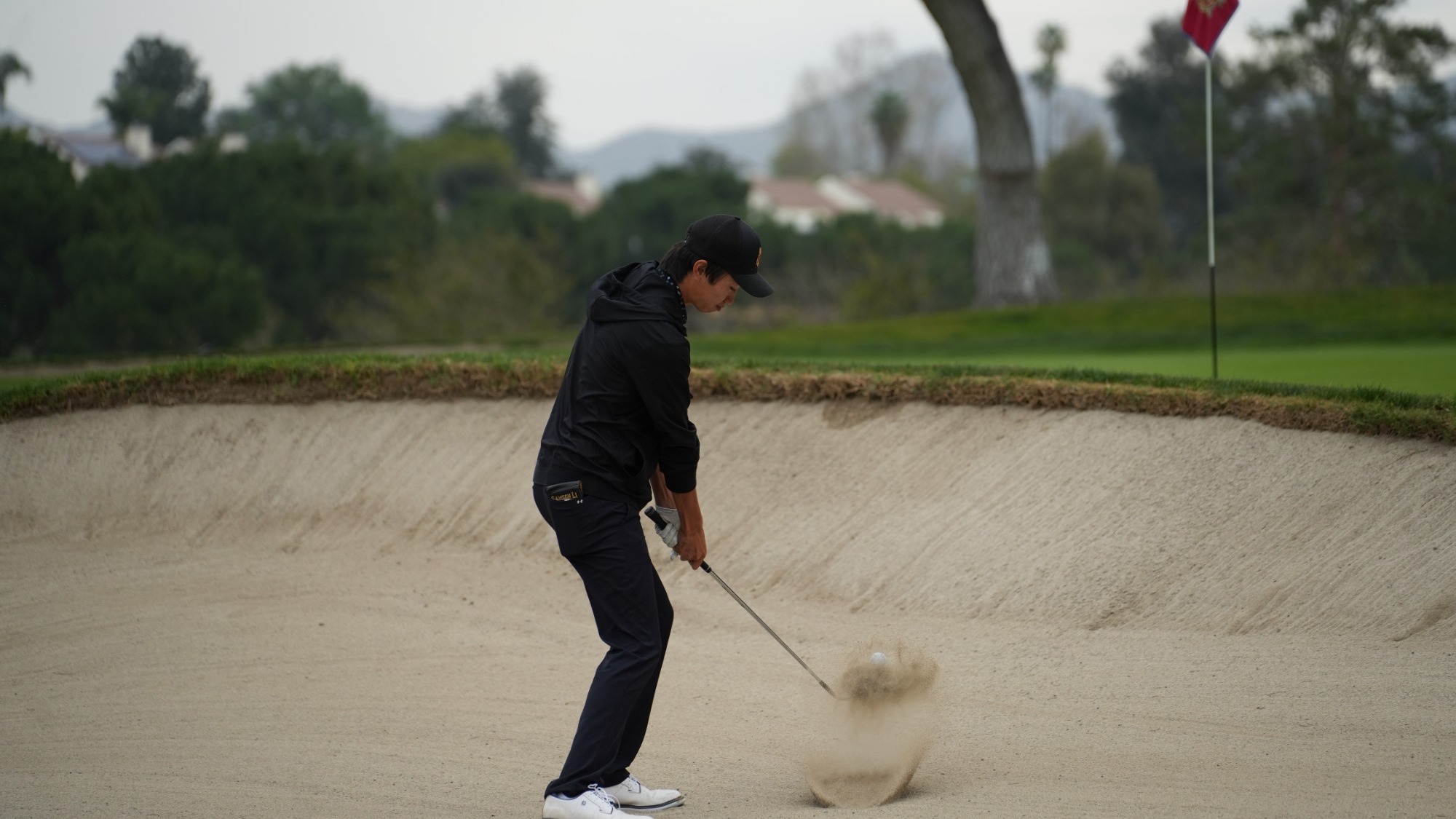 Samson Li chipping out a bunber