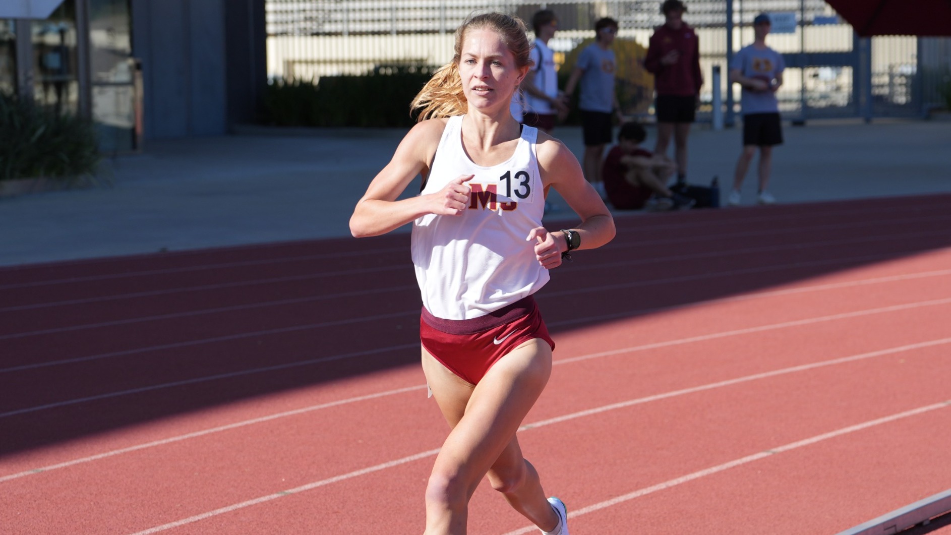 Elle Marsyla leading in the 3000 meters