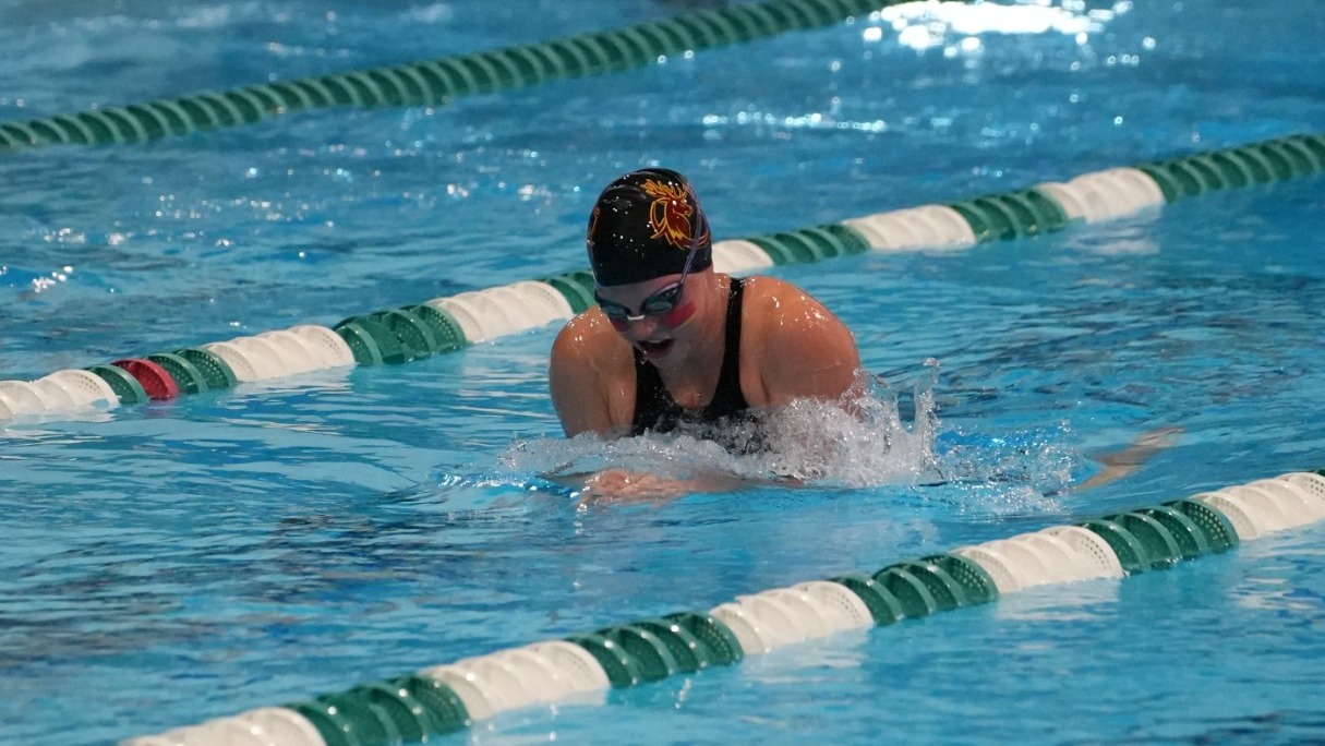 Elyse Newlands swimming the breaststroke