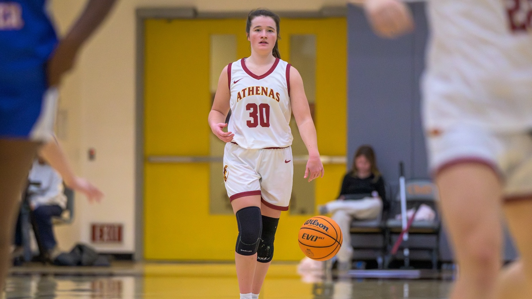 Laura Strenk dribbling