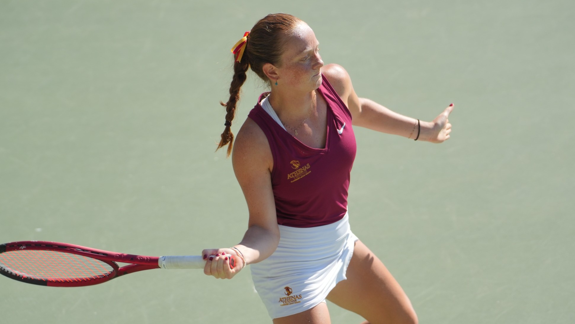 Celestina Cedillo-Vayson de Pradenne hitting a forehand
