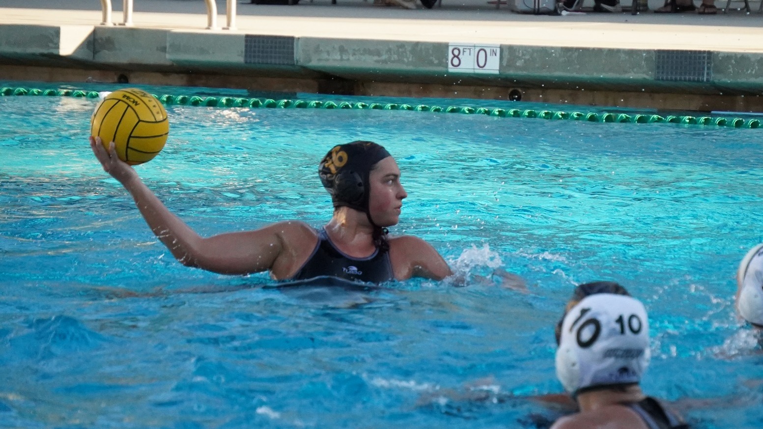 Isabel Del Villar looks to pass