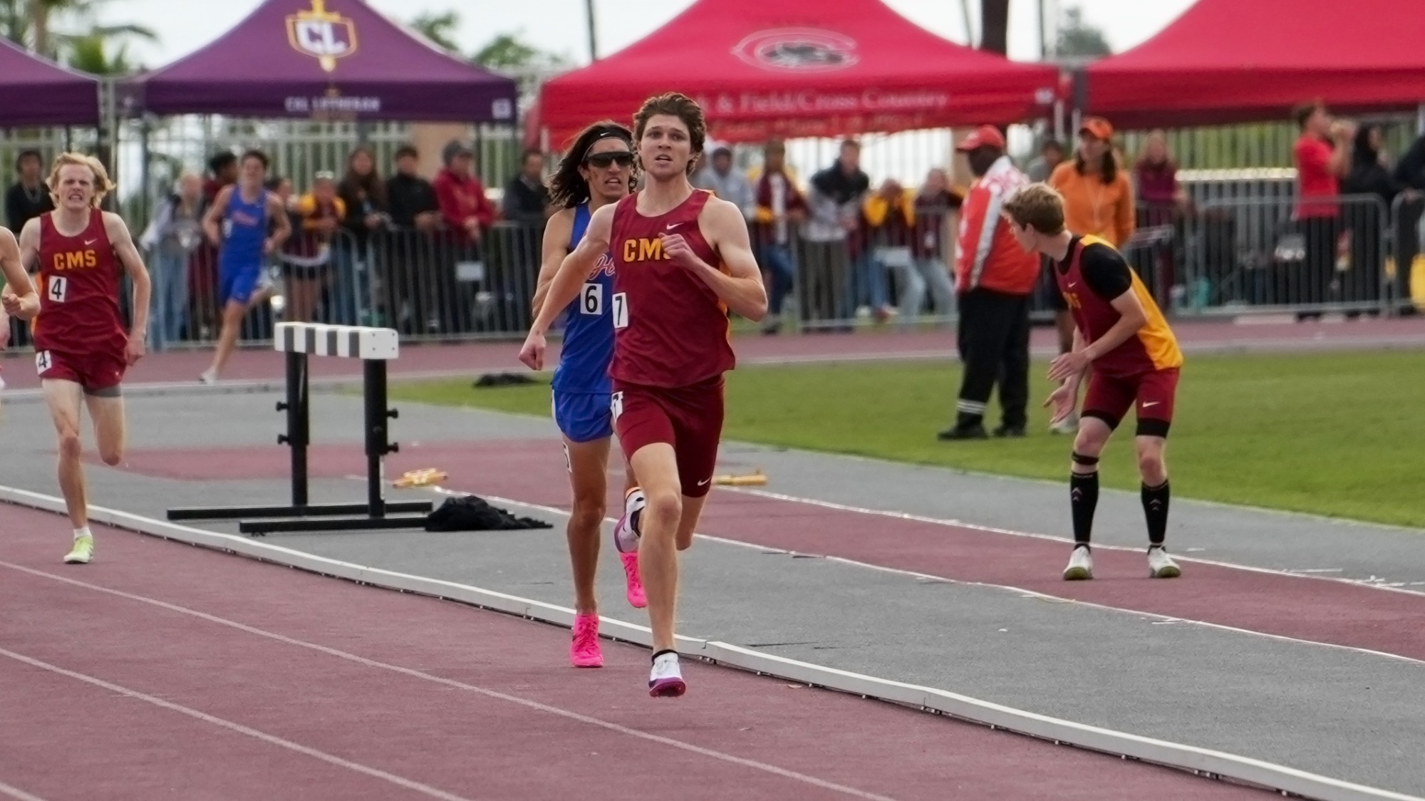 Ellis DelVecchio winning the 800
