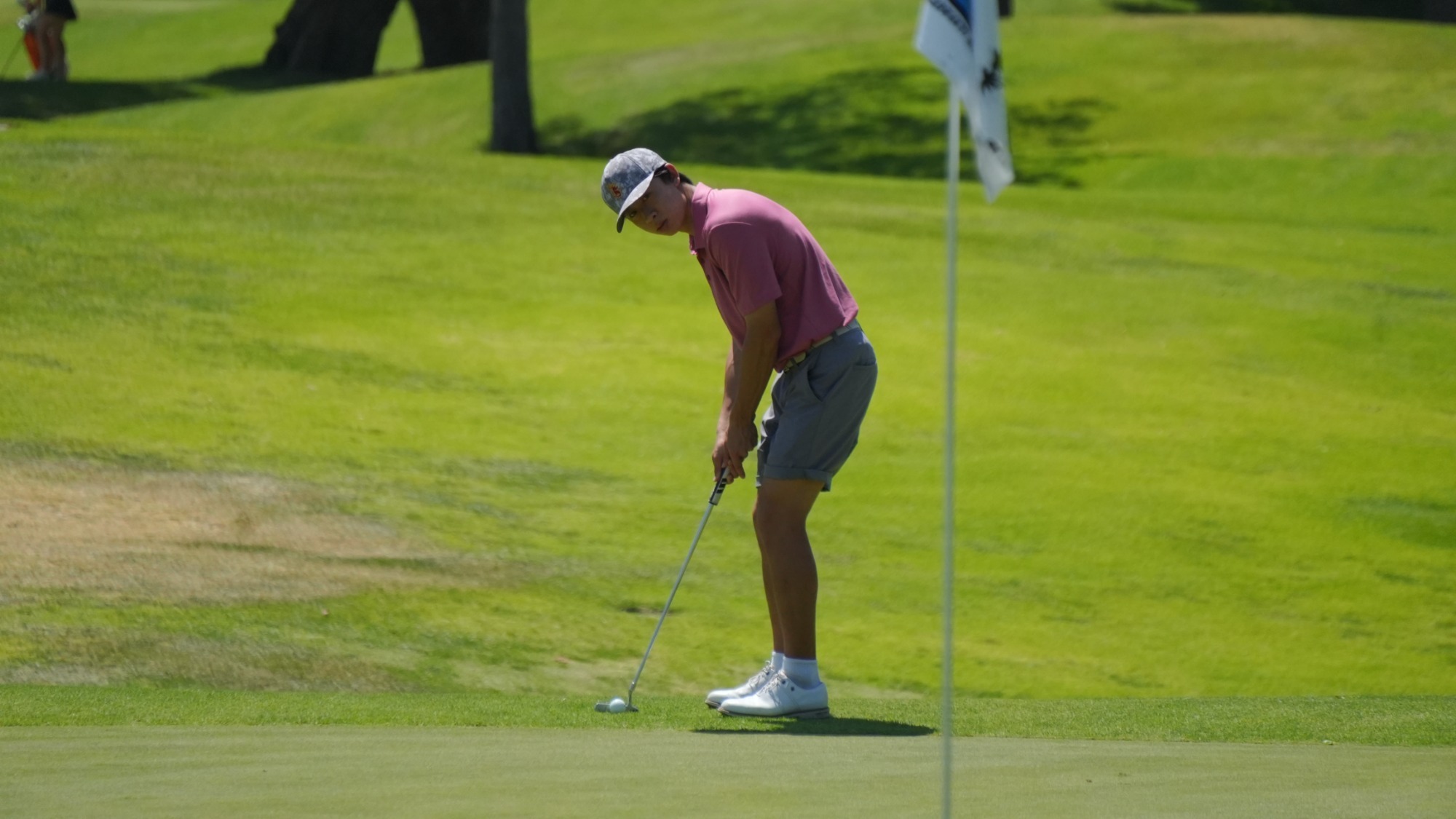 Arnold He lining up a putt