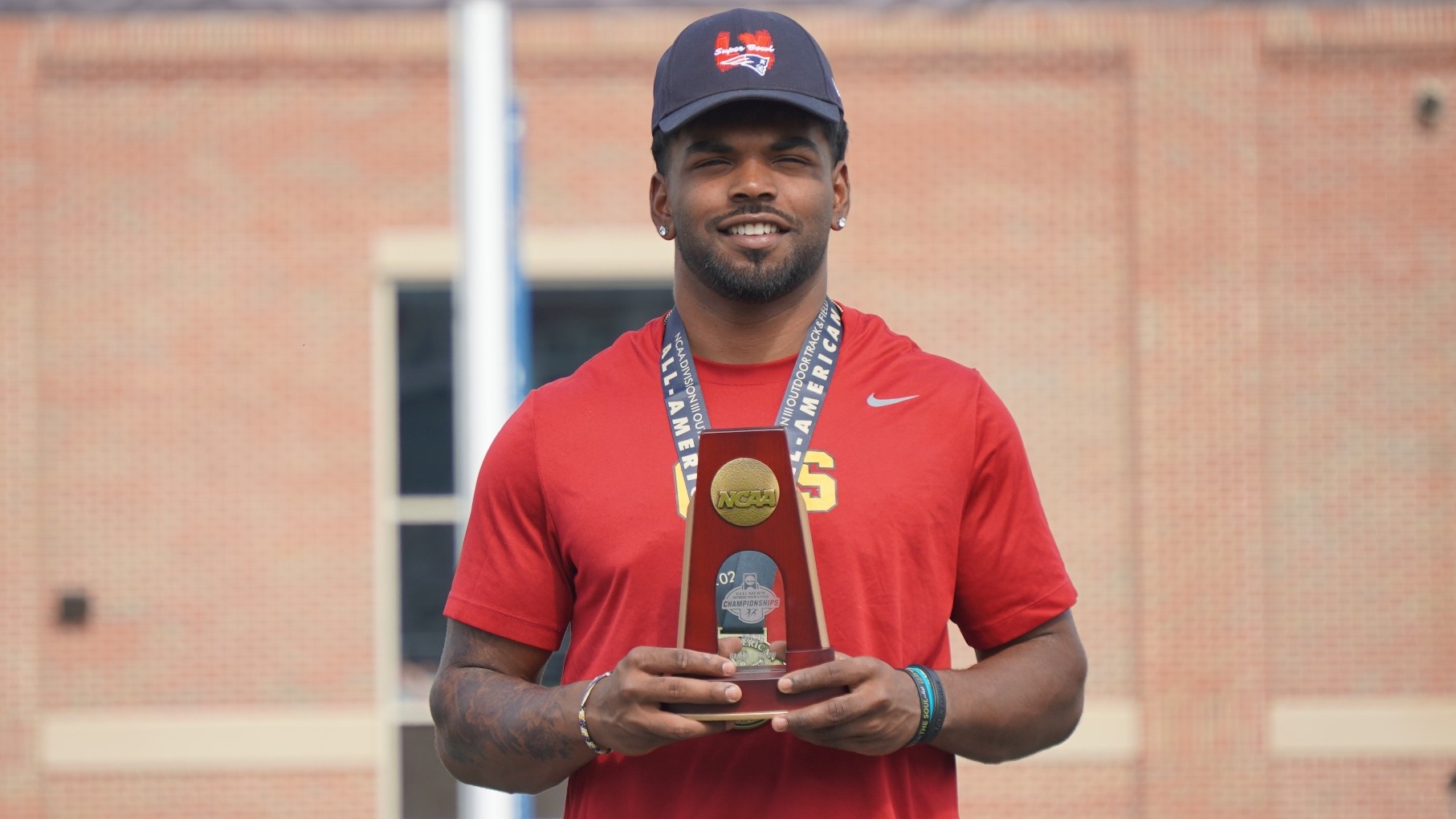 Kavin Prasanna holding his sixth place trophy