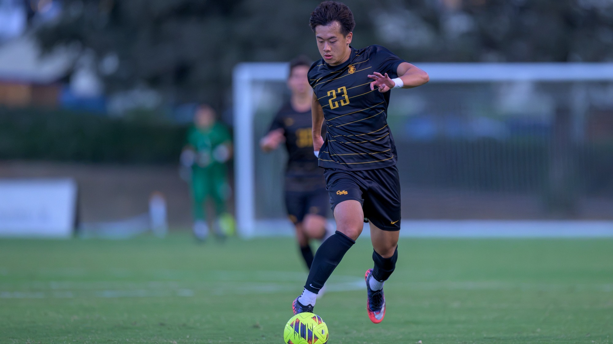 Daniel Zhu dribbling