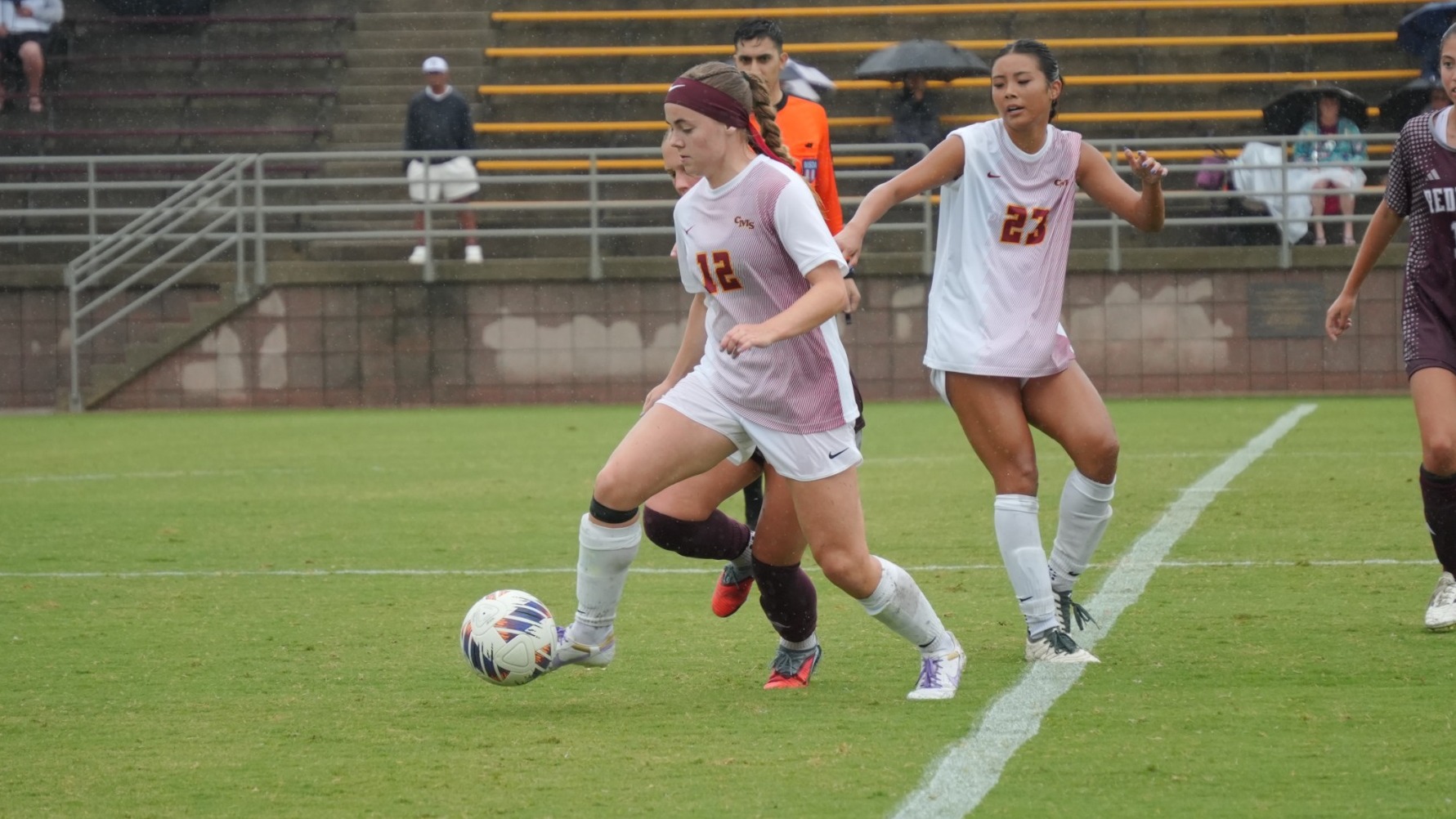 Elsie Lindeman dribbling