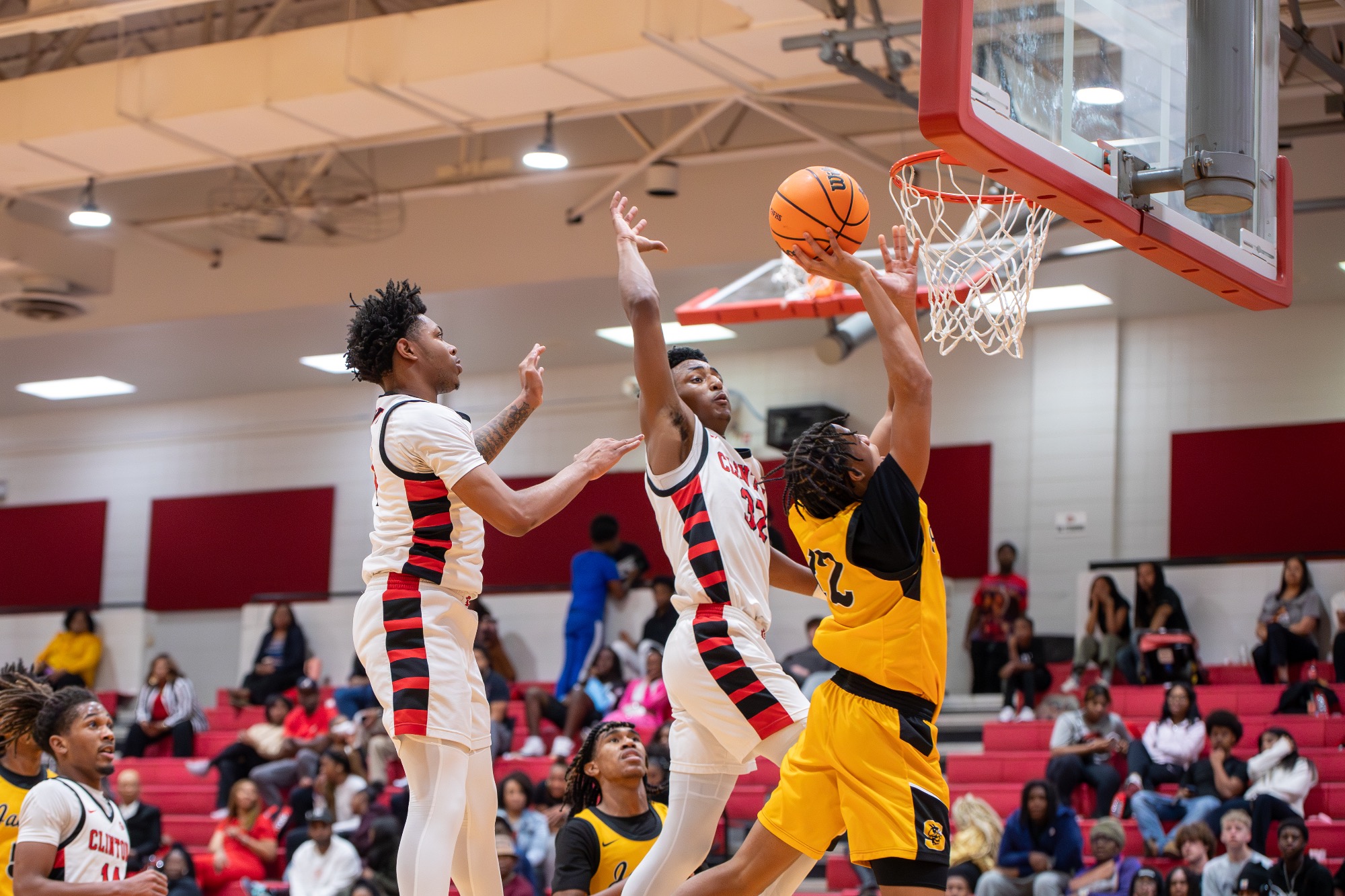 The Clinton Arrow Basketball team returned to Arrow Gym for its MHSAA Region 2-7A opener with the Starkville Yellowjackets on Tuesday night.