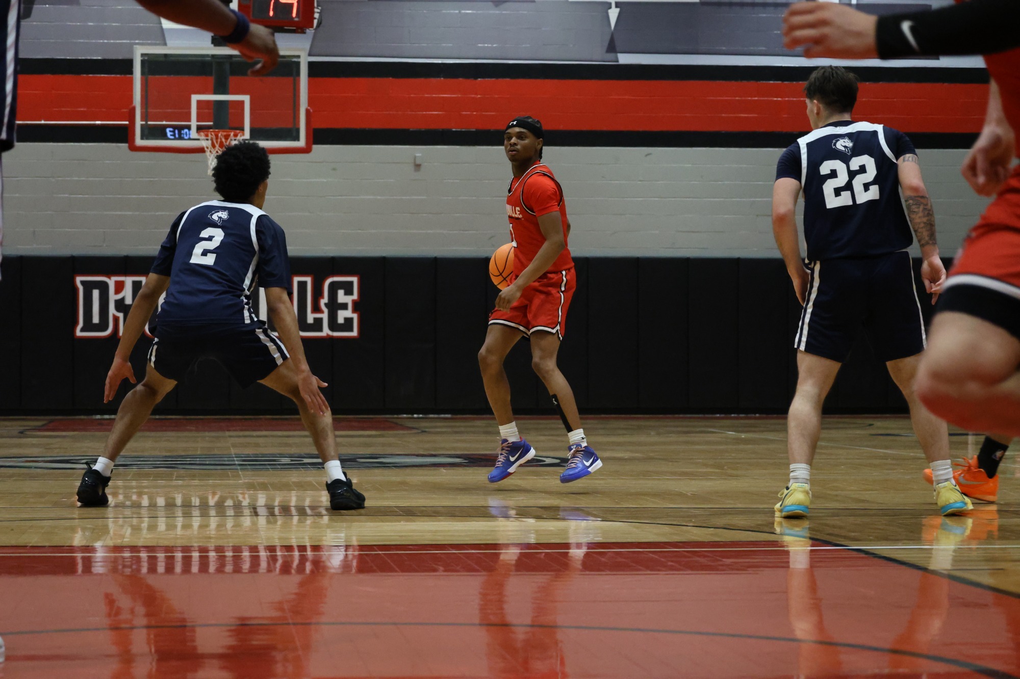 Lowry scanning the floor