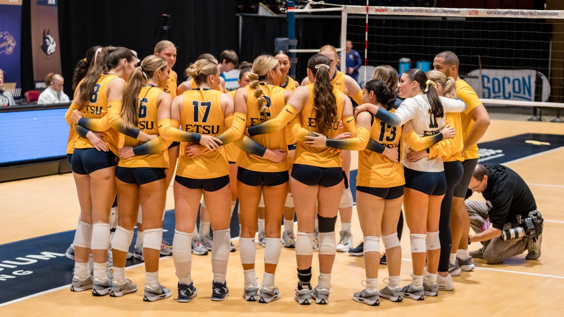 huddle_25VB_WCU3_SoConQF_DL_001