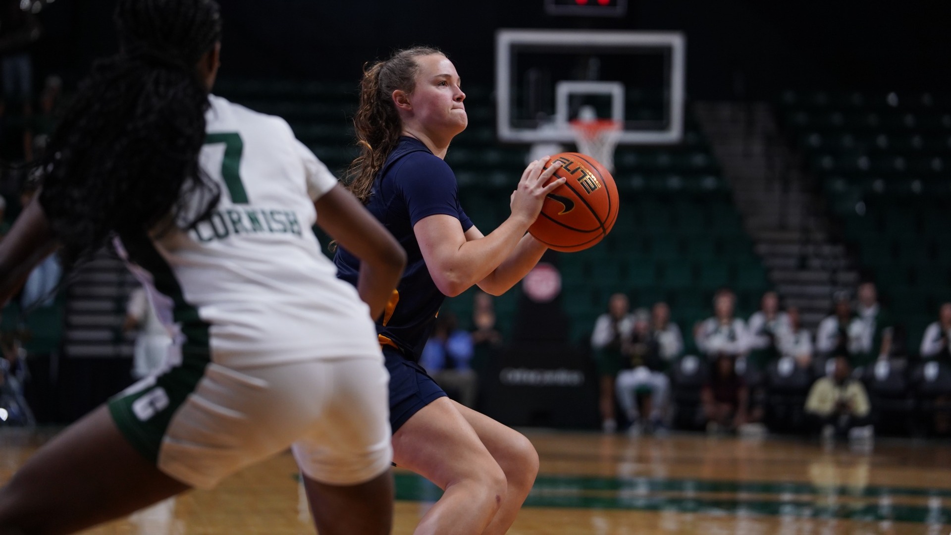 Hood_Lucy_2526WBB_Charlotte_001