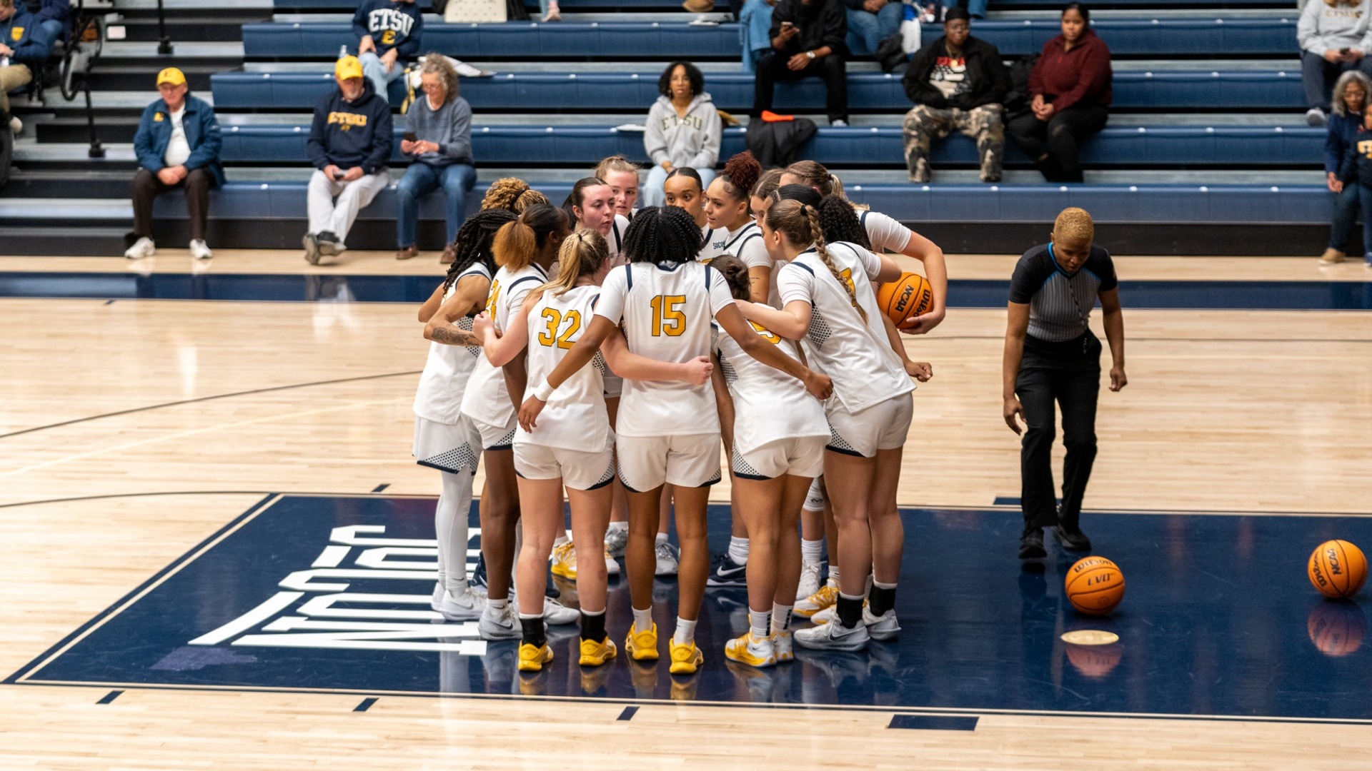 huddle_2526WBB_SouthernIndiana_OP_001