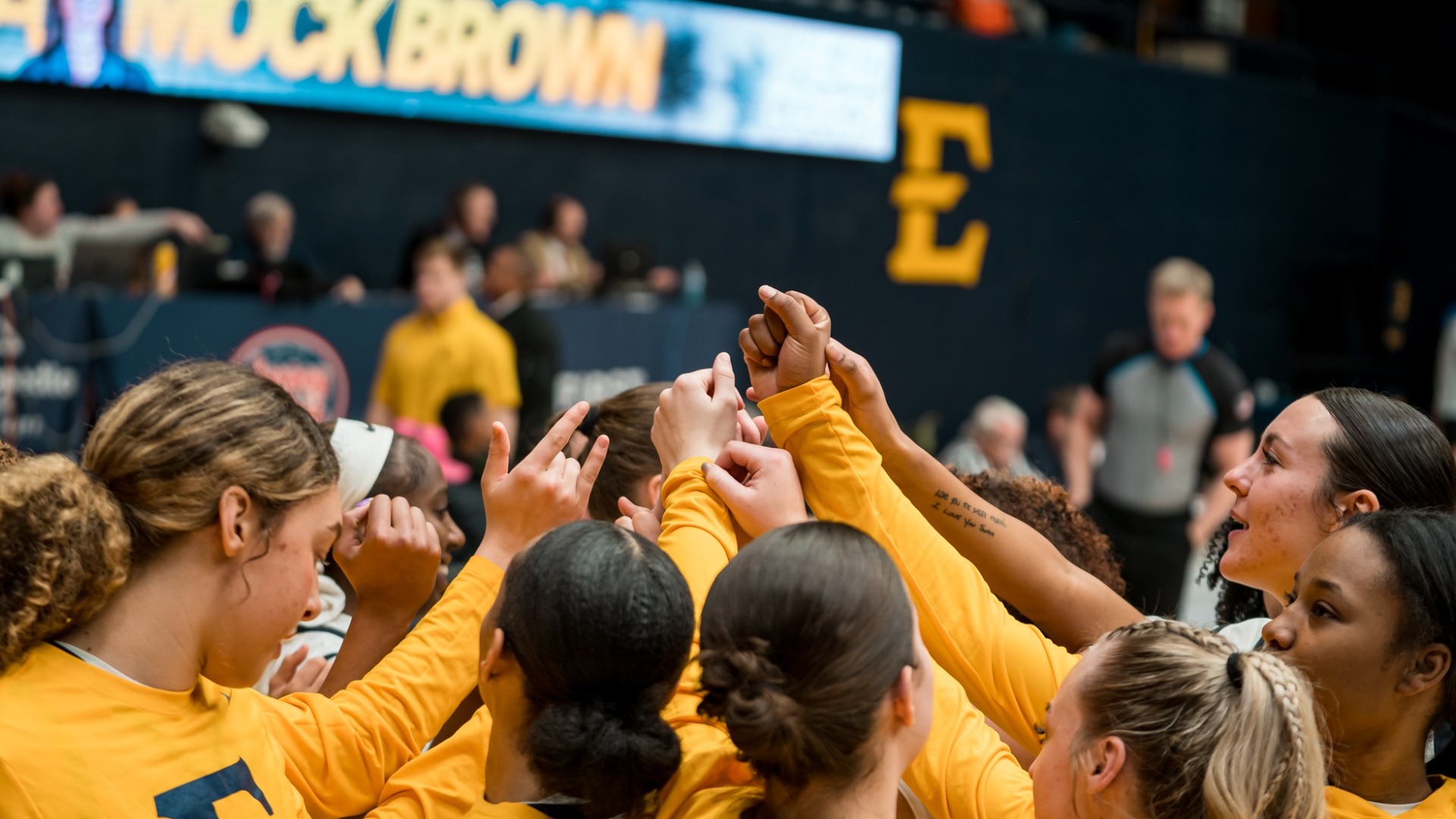 huddle_2526WBB_Mercer1_SB_001