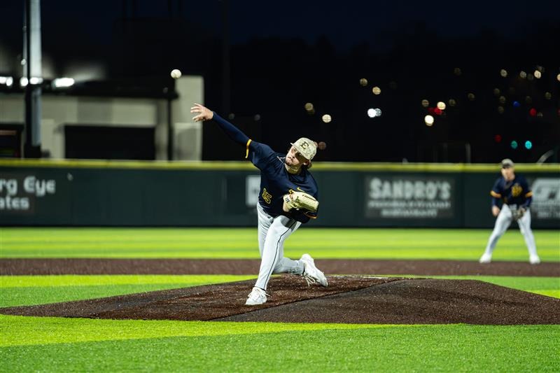 evan-rollison-pitching