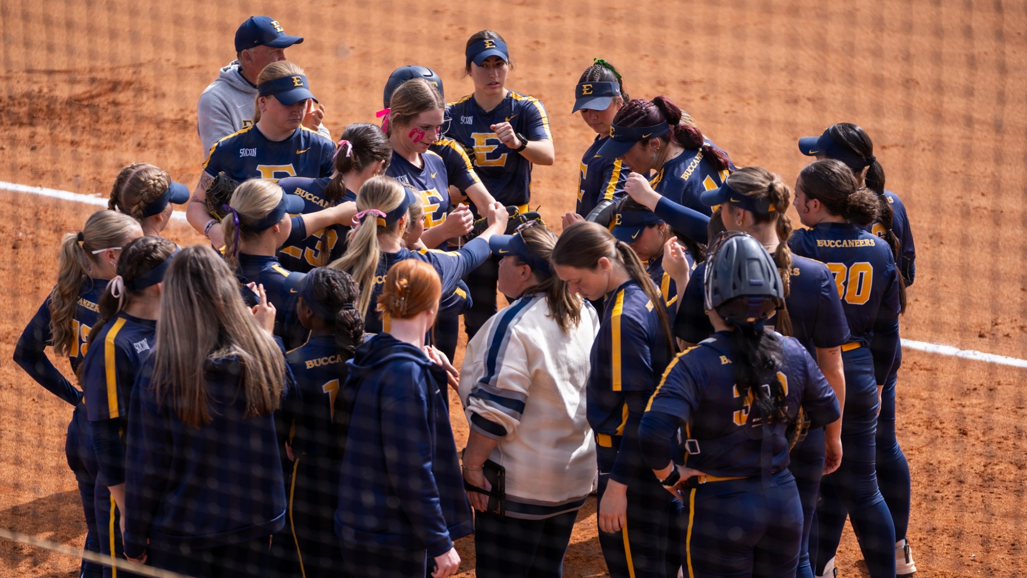 huddle_26SB_BGSU2_DL_001