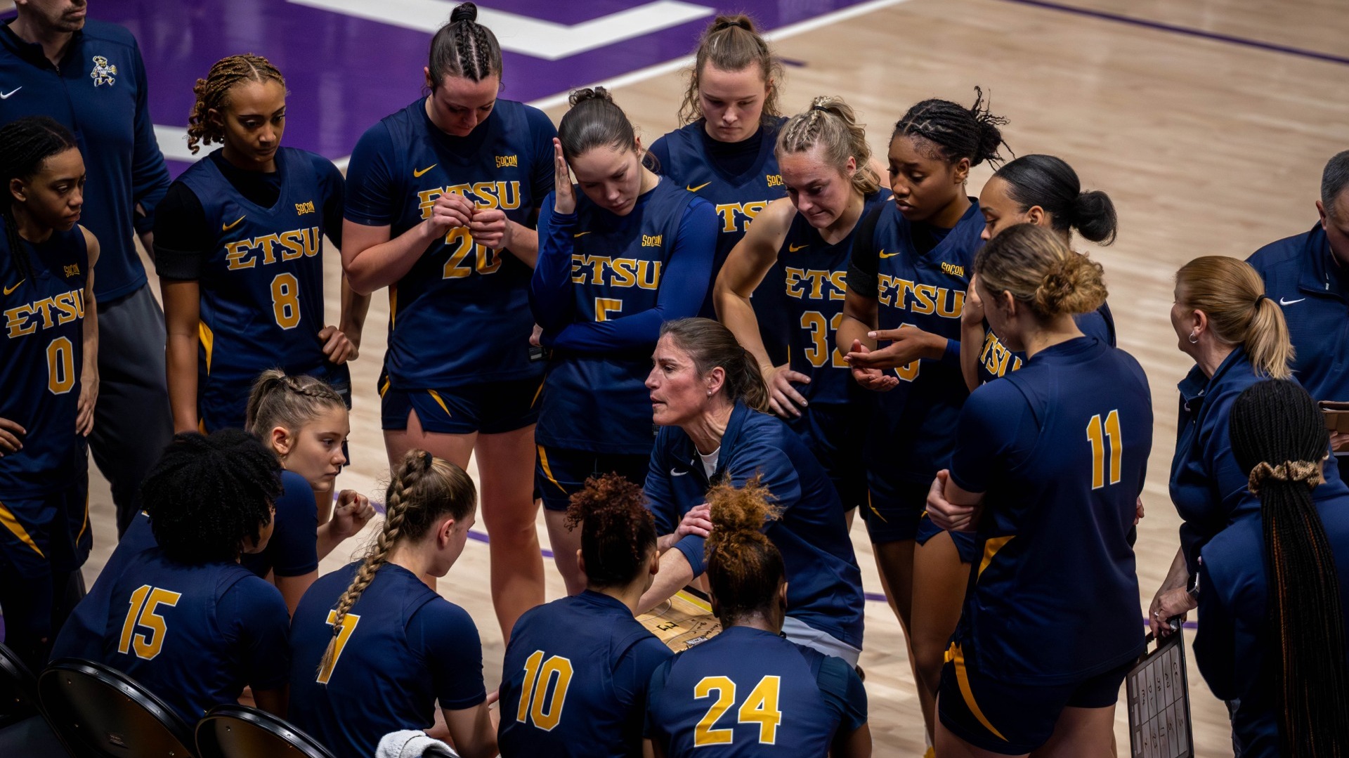 huddle_2526WBB_Furman2_DL_001