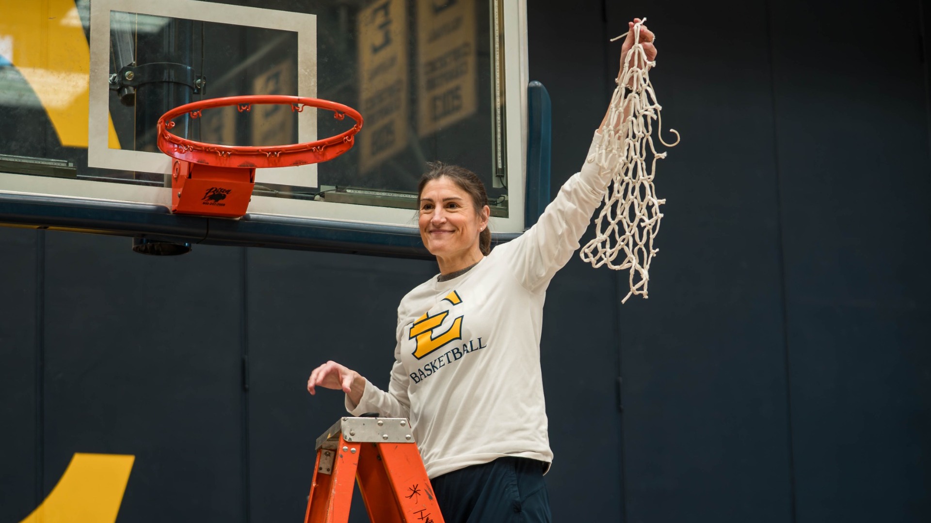 MockBrown_Brenda_2526WBB_NetCutting_SB_001