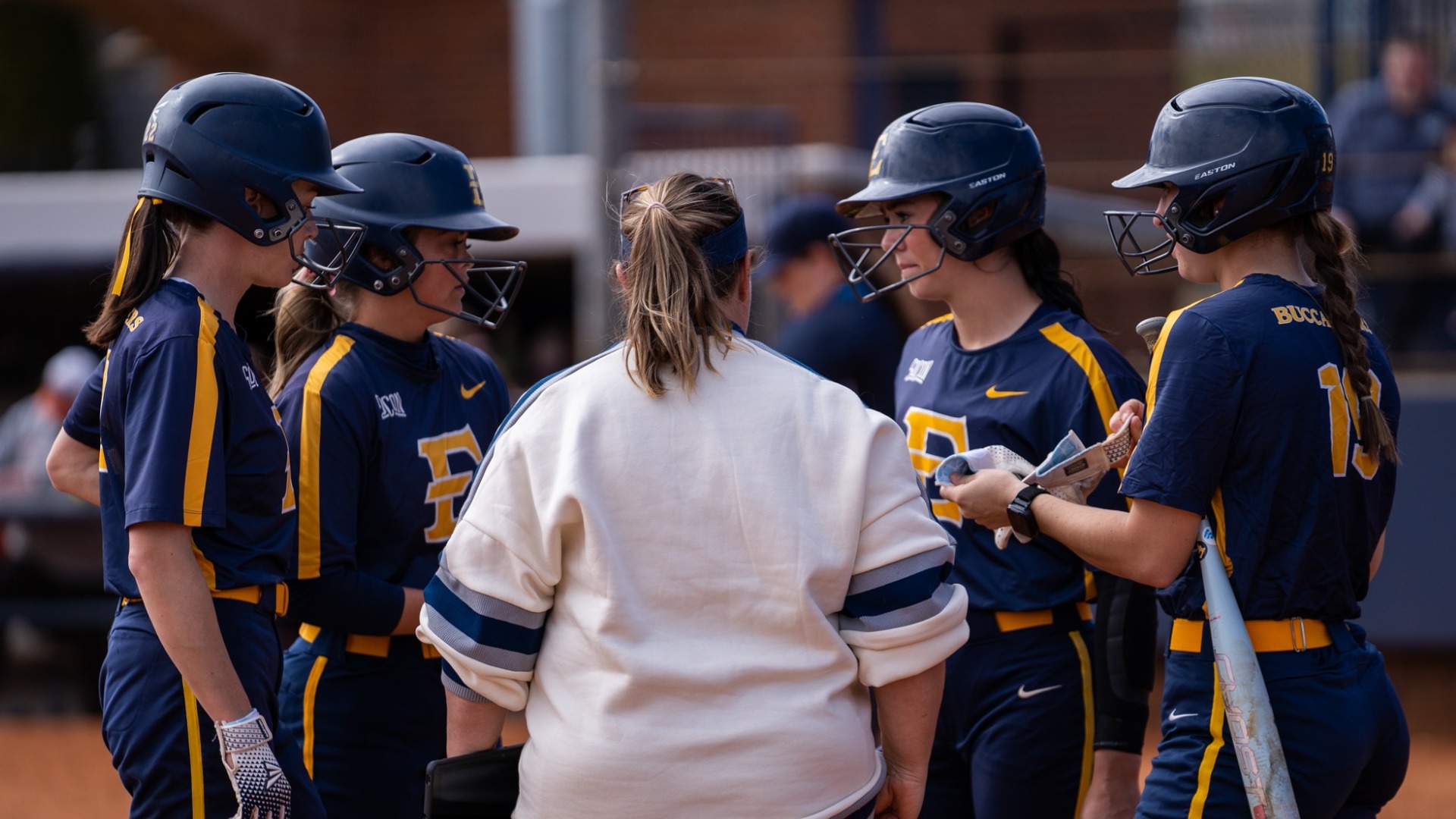 huddle_26SB_BGSU2_DL_001