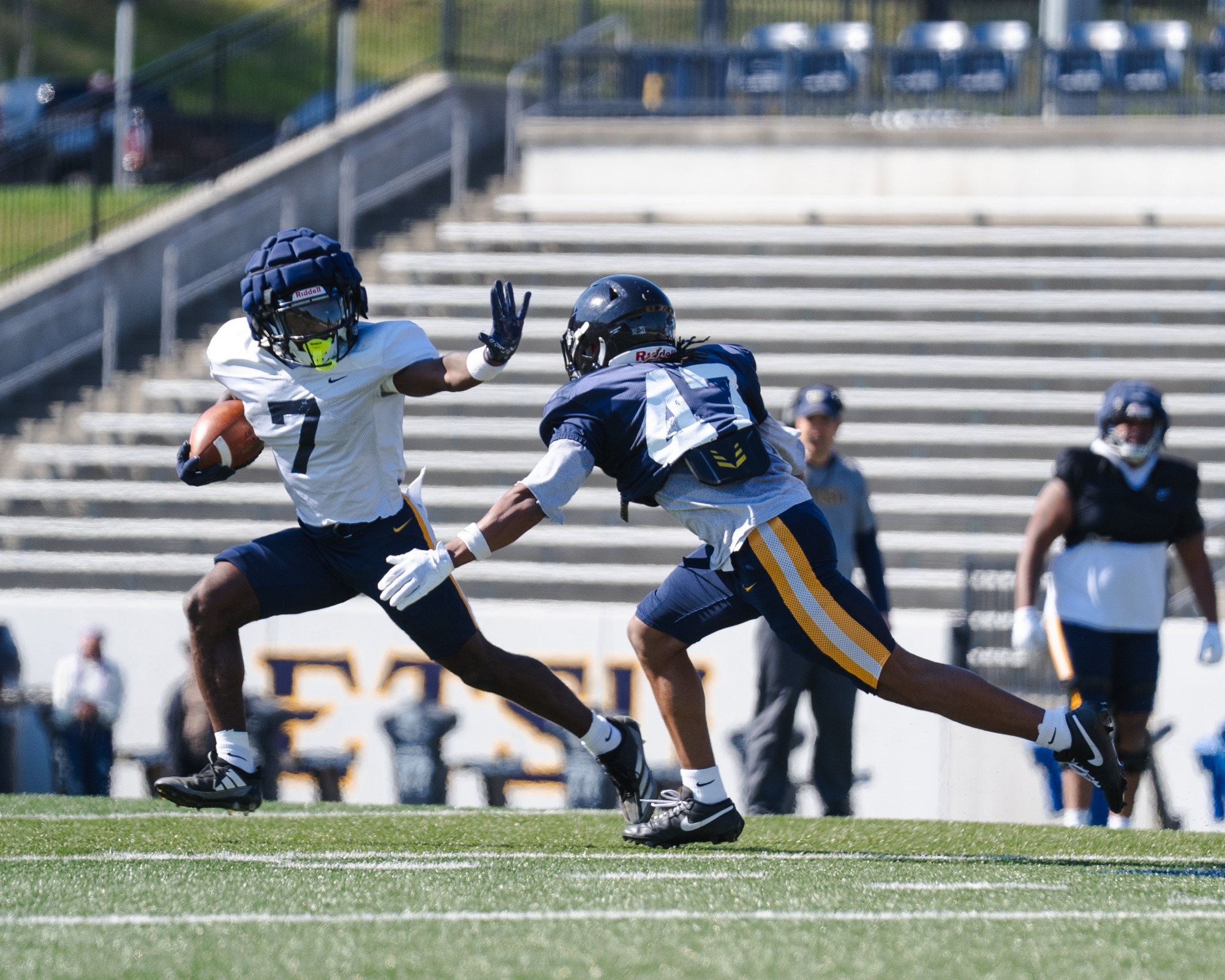 Jaiden Daniels carries the ball during spring practice