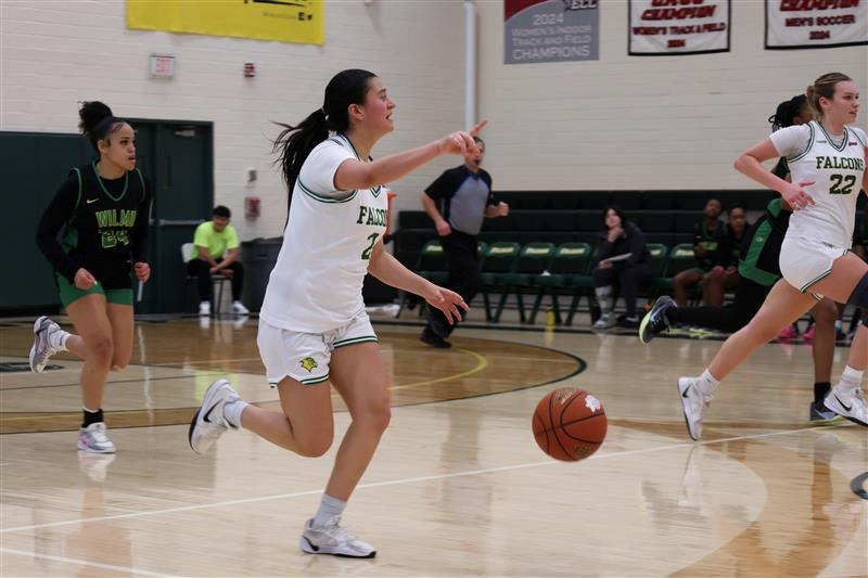 Karla Barreno dribbling up the court