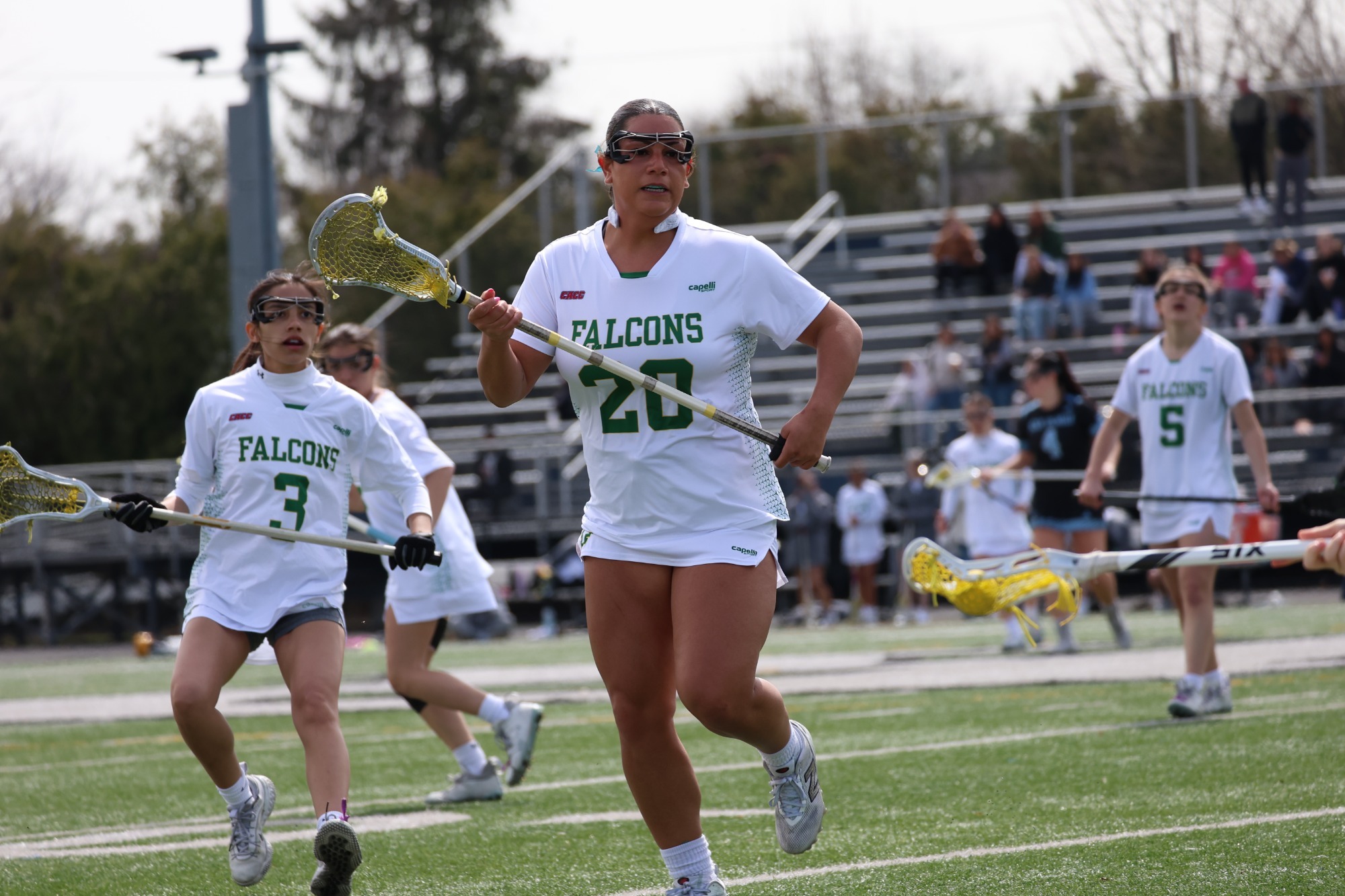 Claudia Goncalves defensively approaches her player