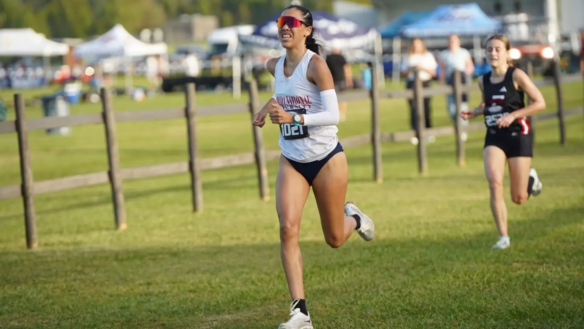 Lismar Bentancourt running at the FLRunners.com Invite 2025